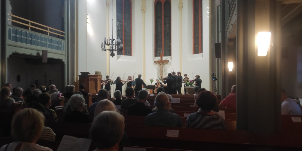 Kammermusikorchester Sinfonietta in der Marienkirche Jarmen vor großem Publikum