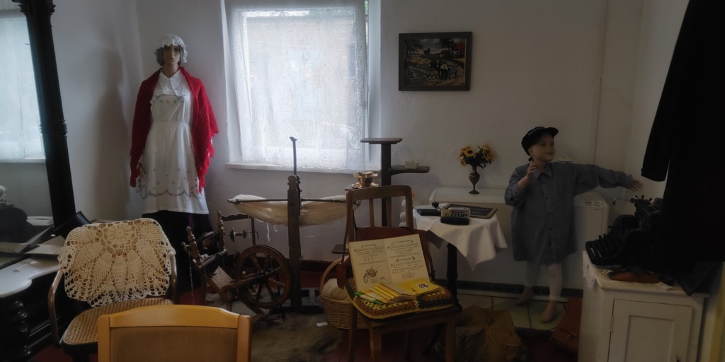 Einblick in die Heimatstube Sophienhof: alte Möbel und historische Kleidung