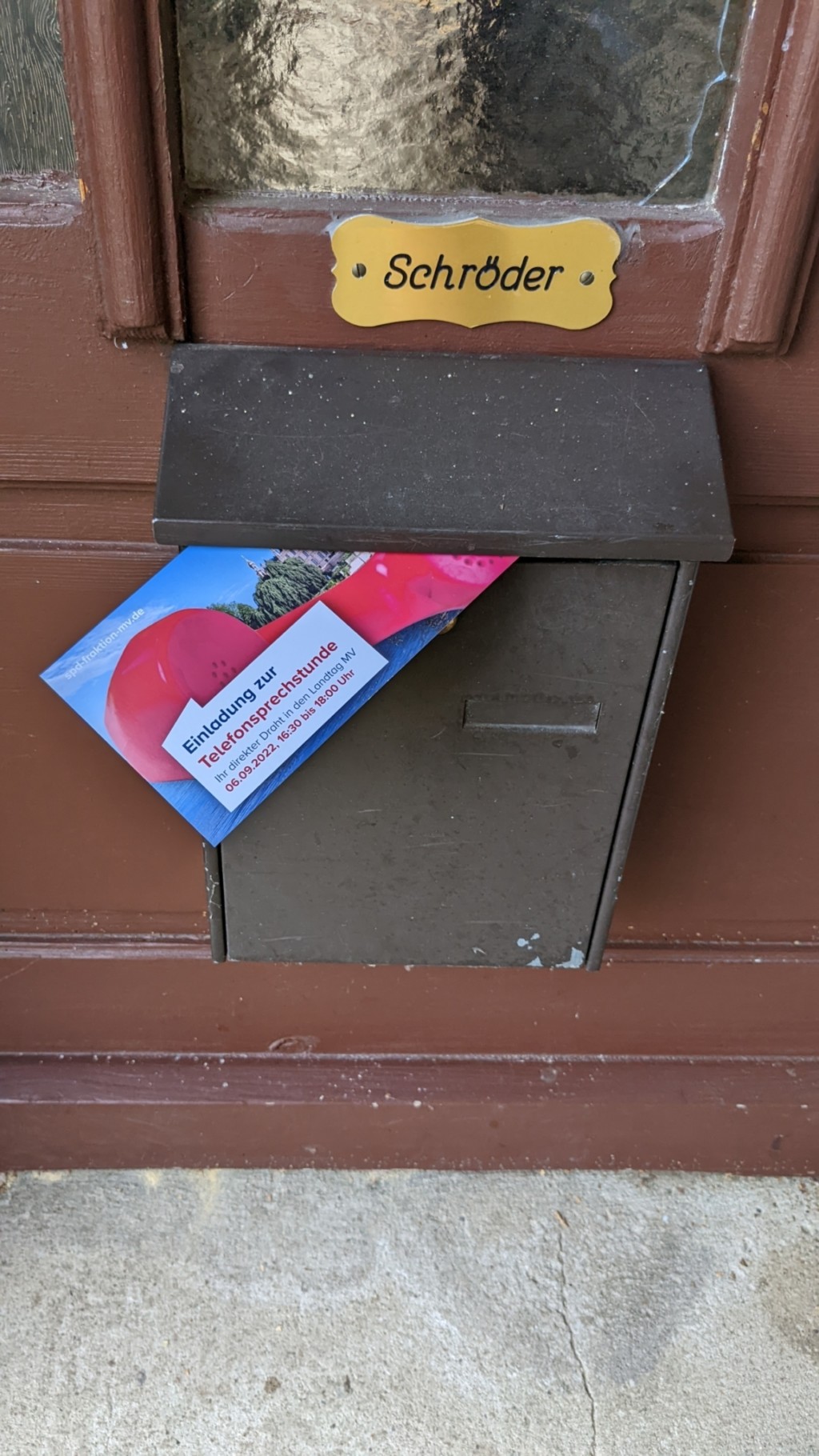 Briefkasten von Familie Schröder mit Flyer für die Telefonsprechstunde der SPD-Fraktion