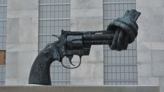 Pistole mit Knoten im Lauf, Skulptur