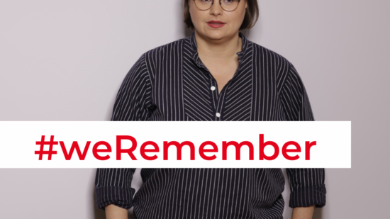 AK Schröder hinter dem Schriftzug #weRemember