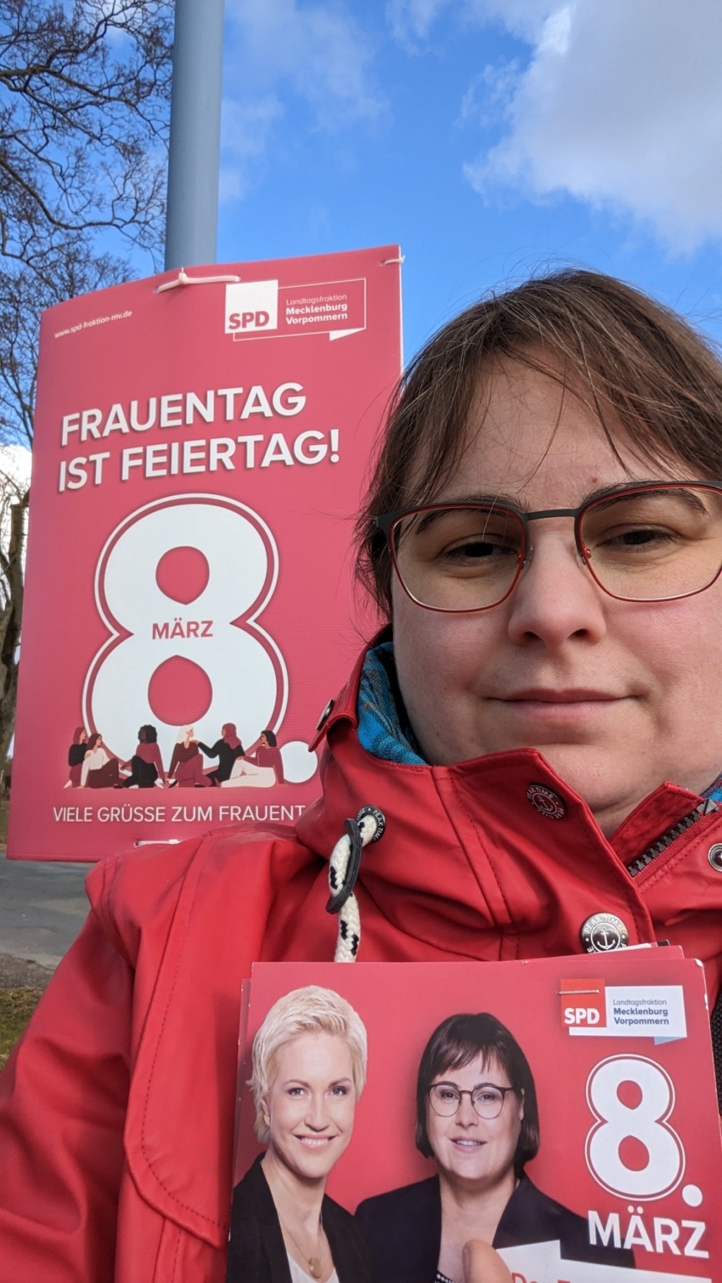 AK Schröder mit Flyern vor einem Plakat zum Frauentag 2023