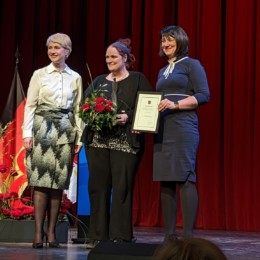 Auf der Bühne: Ministerpräsidentin Manuela Schwesig, Frau des Jahres Hanka Gatter, Gleichstellungsministerin Jacqueline Bernhardt