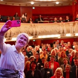 Selfie der Ministerpräsidentin beim Frauentagsempfang 2023 mit Blick ins Publikum, AK Schröder in der Menge