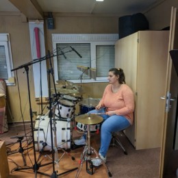 Die Schlagzeugerin der Band Seeside
