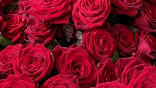 Strauß roter Rosen mit einem Etikett mit AK Schröder und Manuela Schwesig