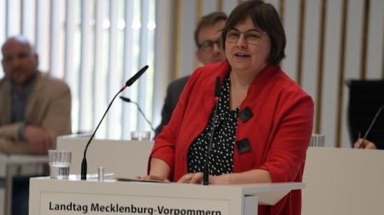 Landtagsabgeordnete AK Schröder am Rednerpult im Schweriner Landtag