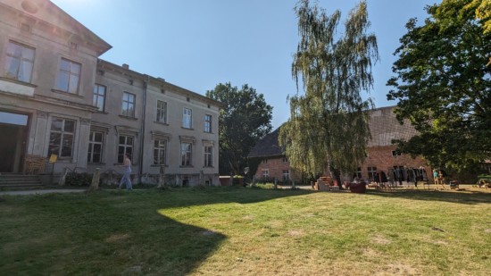 Die zwei Gebäude der Gutsanlage Hugoldsdorf - Haupthaus und Kavaliershaus
